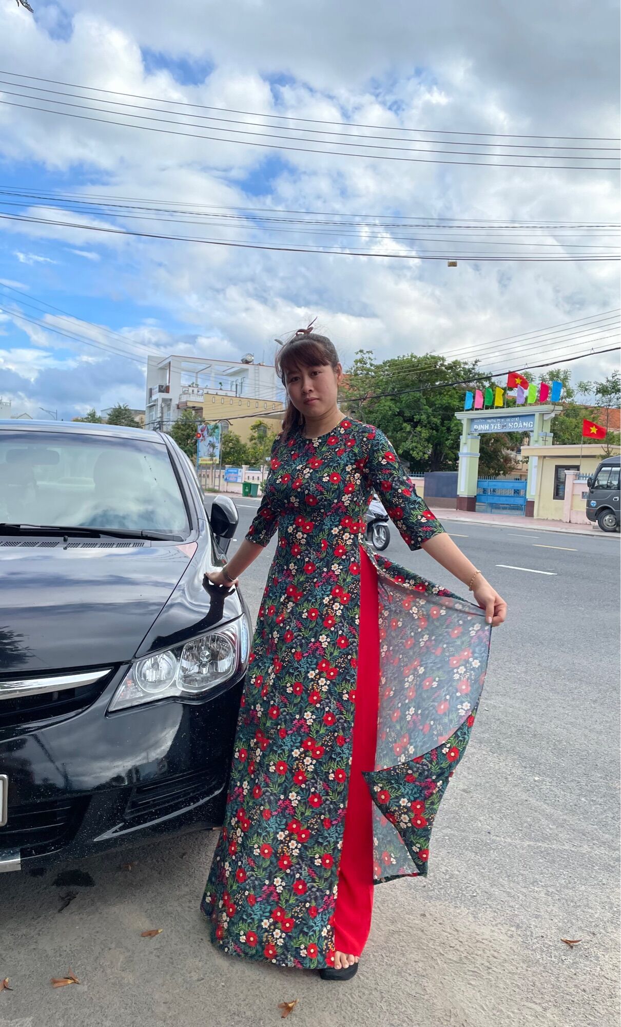 Áo dài hoa nhí nền đen
