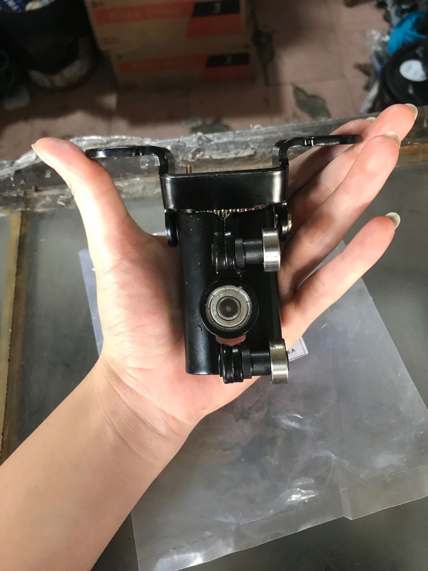 Bát Bạc Đạn (Bi Trượt) Cửa Lùa Ford Transit (Giữa)