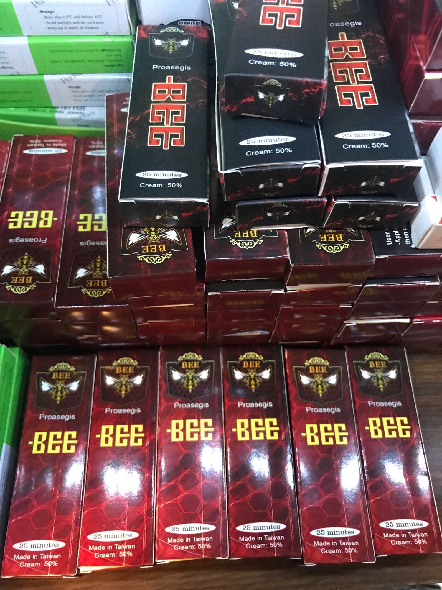 Tê xăm hình bee đỏ.