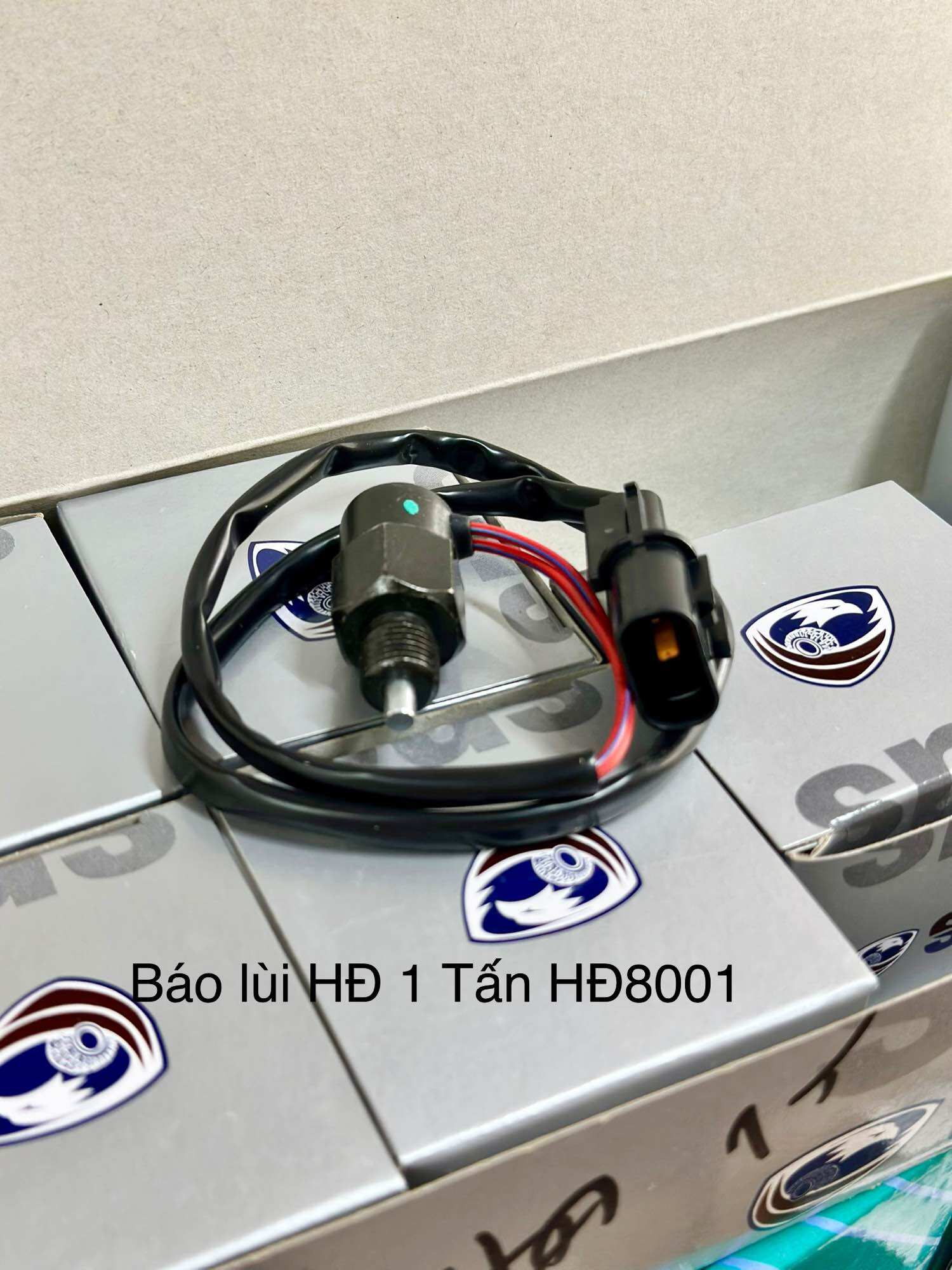 Núm báo lùi oto huyndai 1 tấn