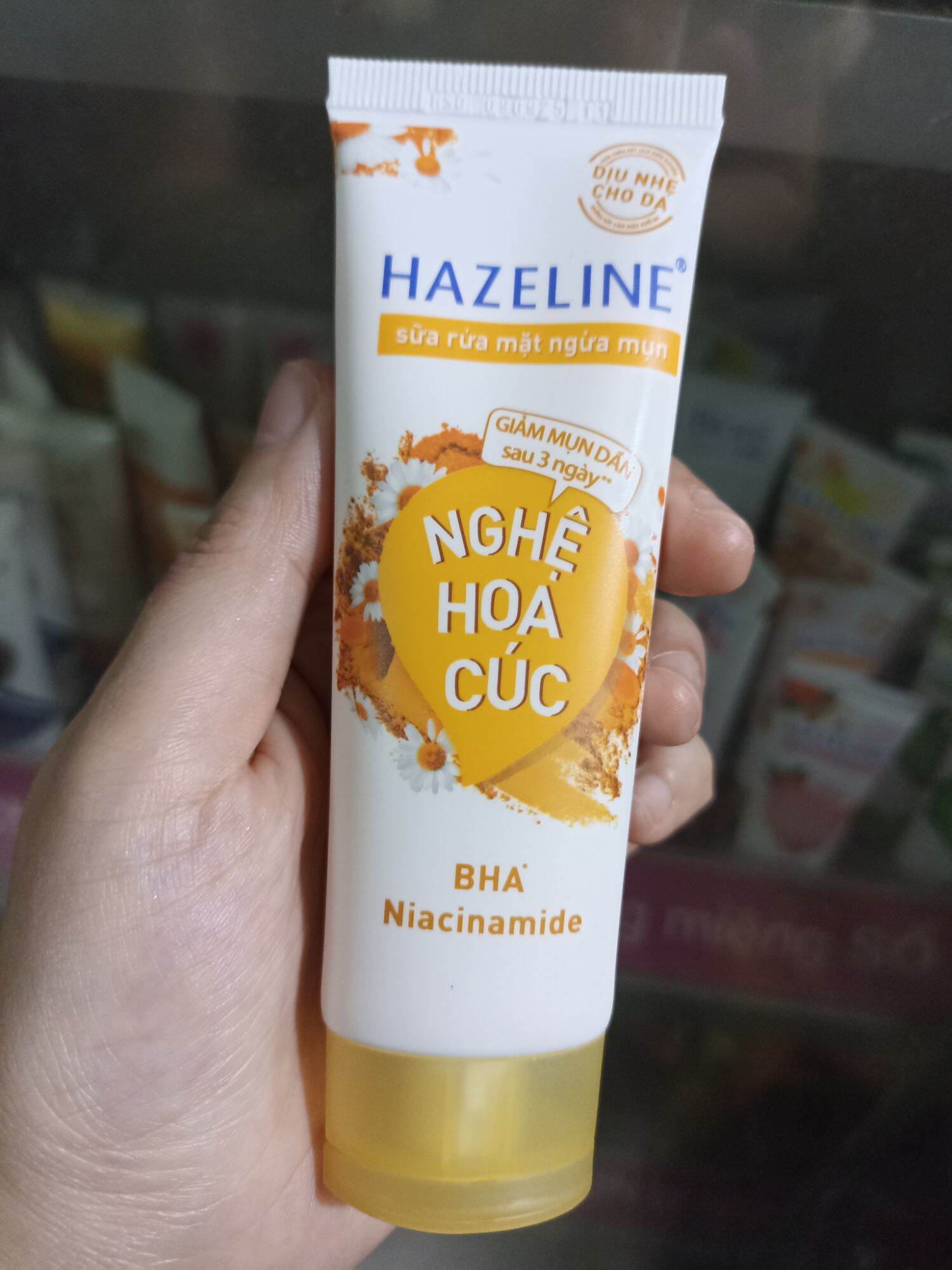 Sữa rửa mặt ngừa mụn dưỡng sáng Hazeline nghệ hoa cúc 50g