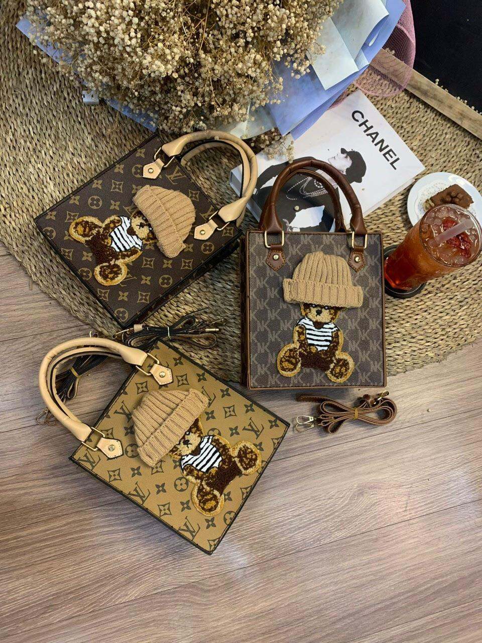 Túi xách nữ đeo chéo dáng đứng lv phối gấu mũ len