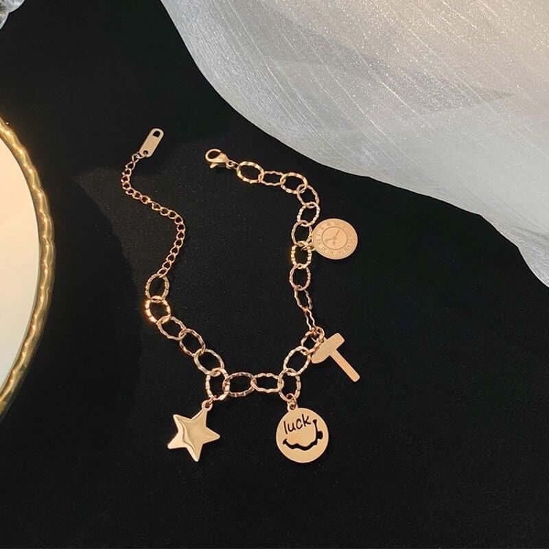 Lắc tay titan charm mặt cười