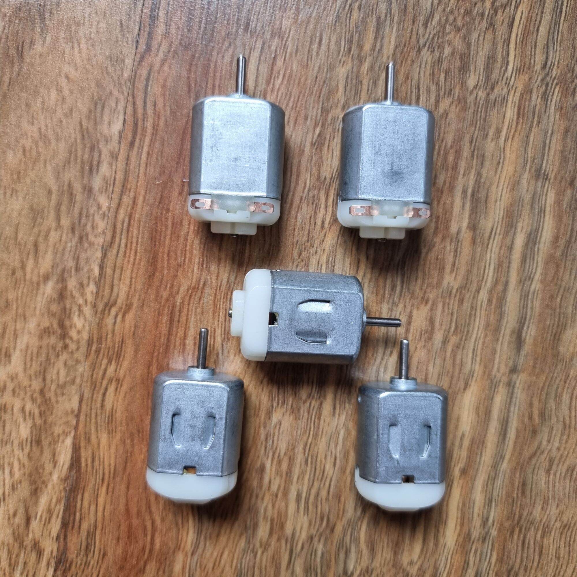 5 cái motor 130  tháo trong đồ chơi