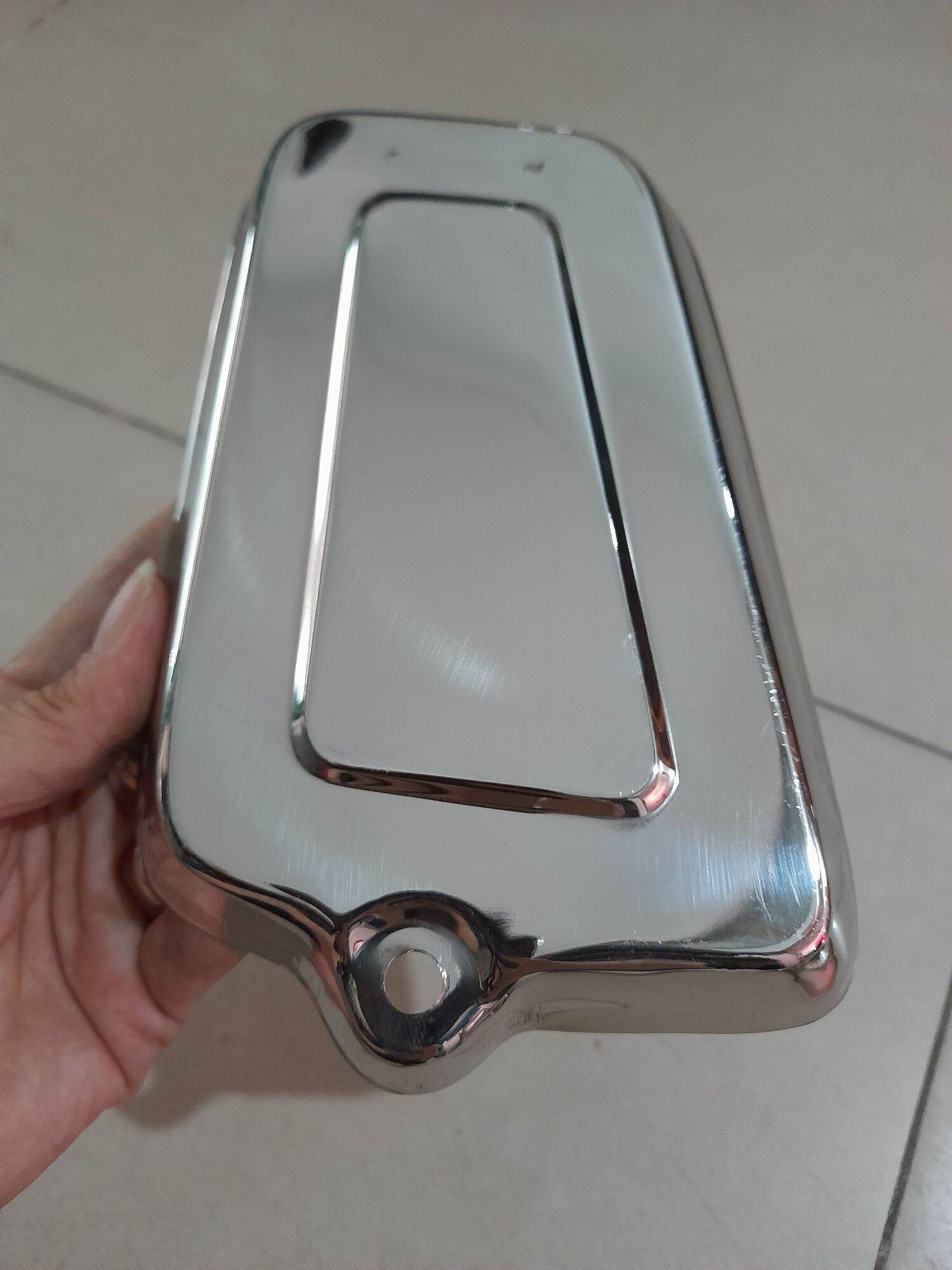 Nắp cốp inox gắn xe 67