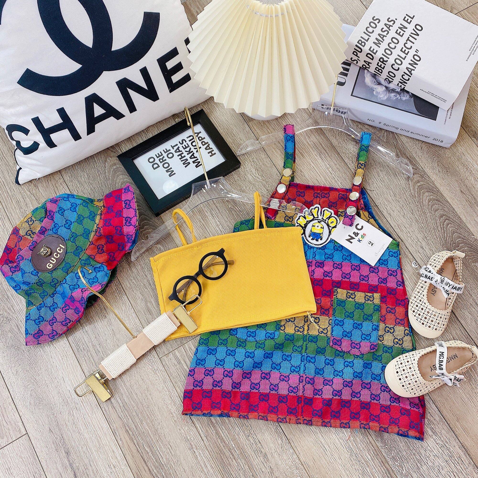 Set yếm bảy màu kèm áo và mũ cho bé gái