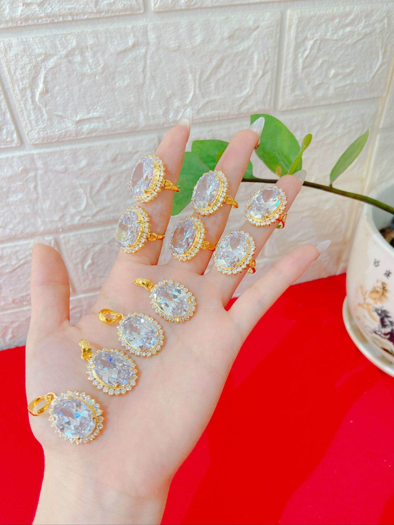 Mặt đá vàng tây non tuổi cho nữ