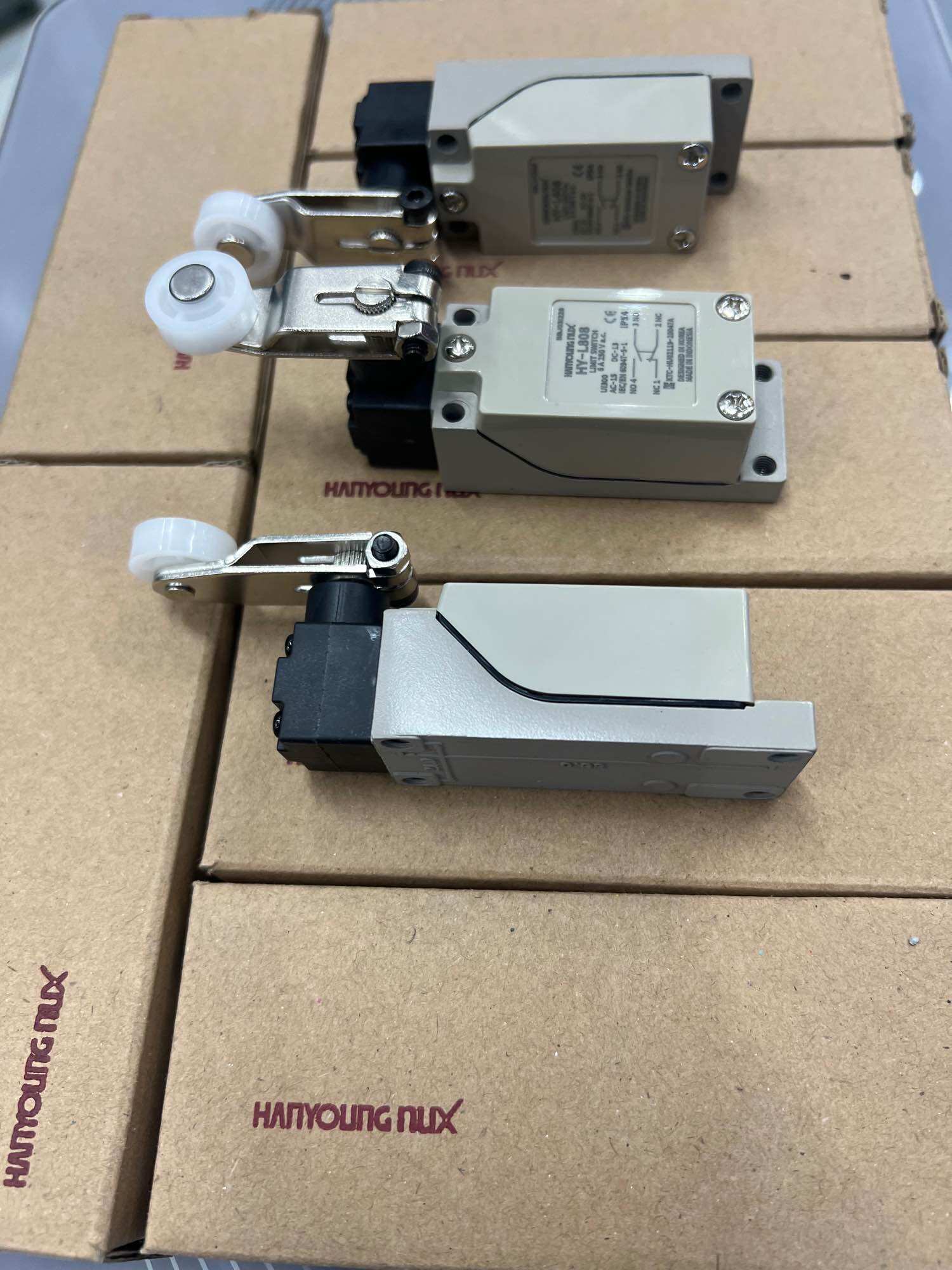 Công tắc hành trình L808 Hanyoung