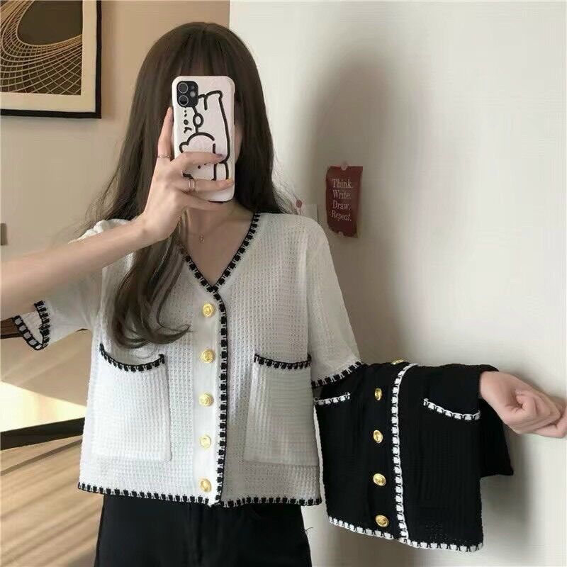 Áo kiểu croptop nút vàng phối ren REN2