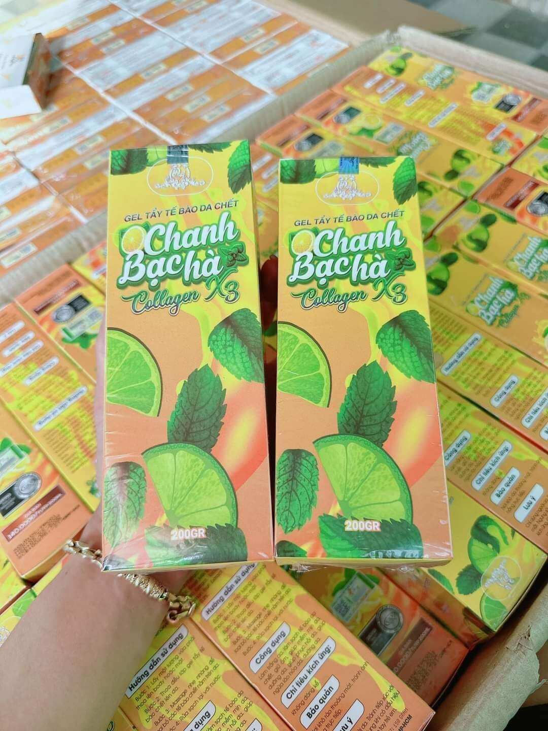 TẨY TẾ BÀO CHẾT CHANH BẠC HÀ COLLAGEN X3 Tuýp 200ml sài tận 2-3 tháng (mỗi tuần sd 2-3 lần). Đừng hỏi lý do xài kem hoài mà ko trắng ,Việc tẩy tế bào chết là quan trọng và cực kì bắt buộc.Gel tẩy tế bào chết  nhà Đông Anh sử dụng