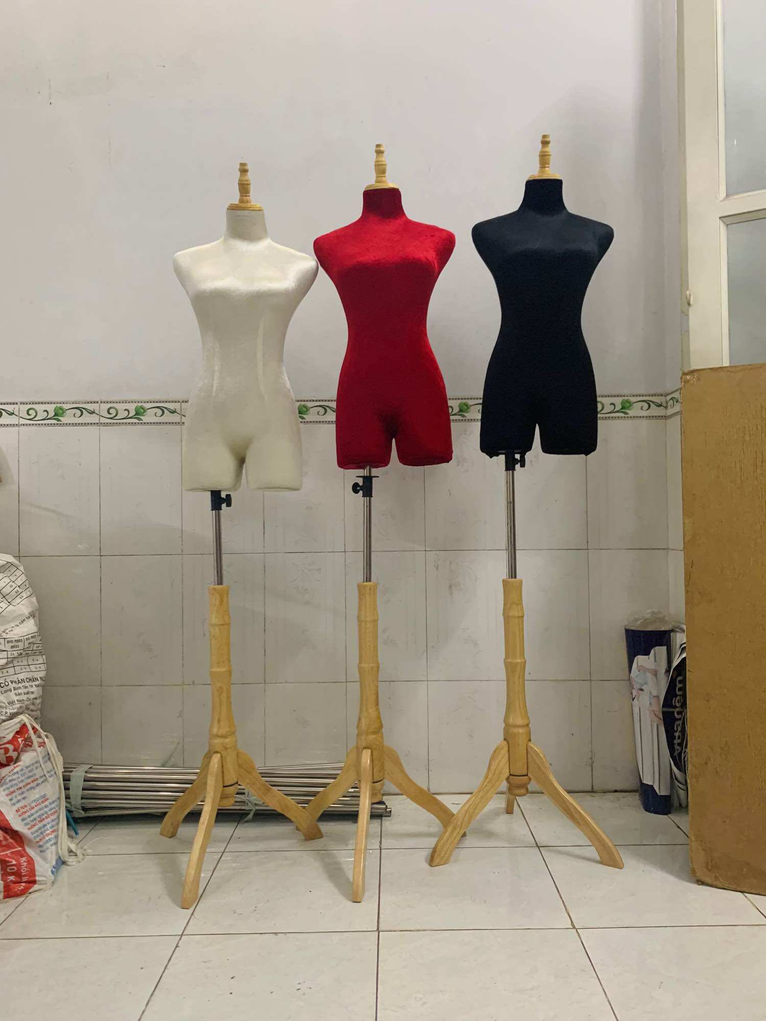 Manocanh nhung nữ đầu gỗ đế gỗ