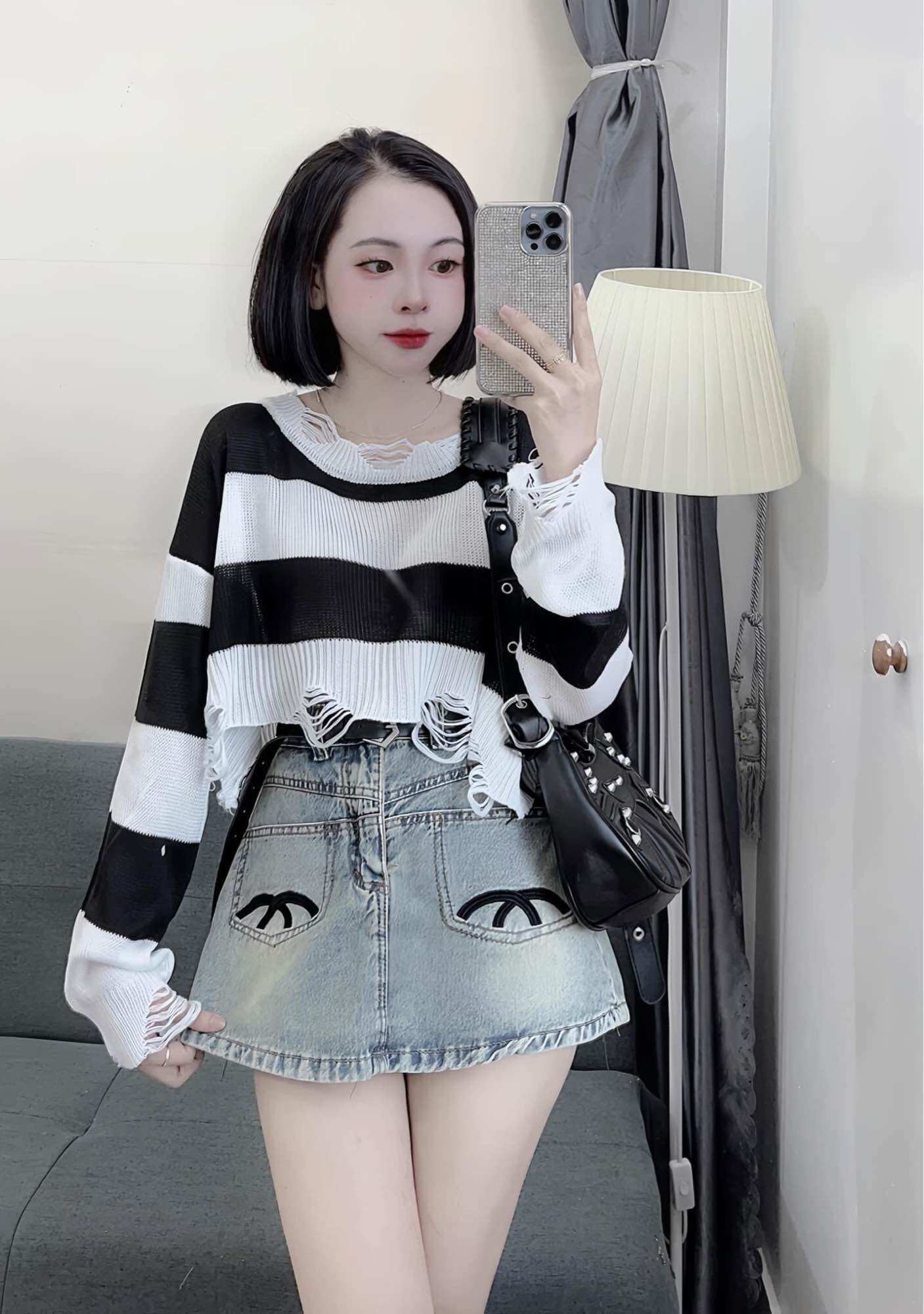 Áo len rách croptop kẻ sọc