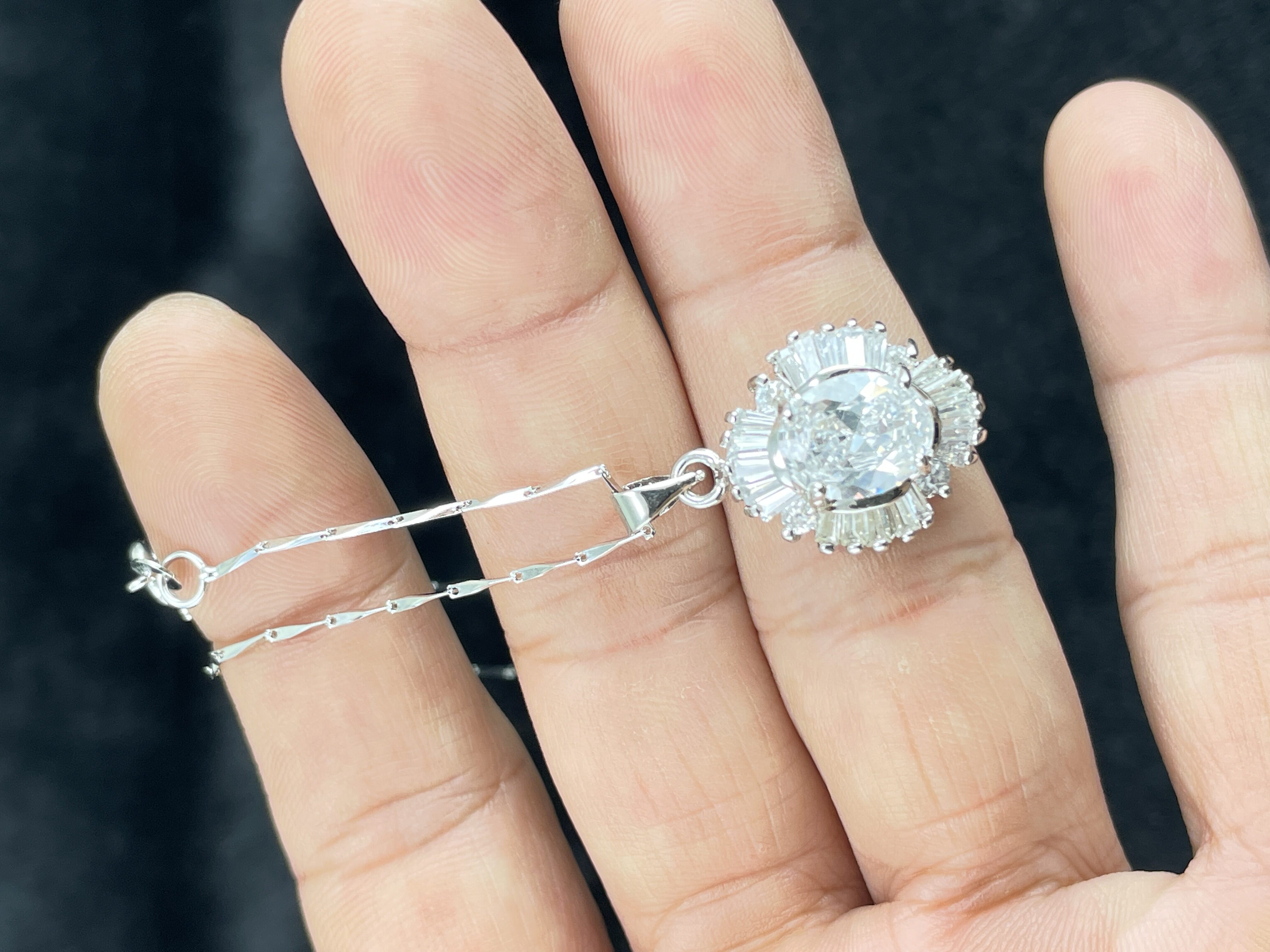 Dây chuyền và mặt dây chuyền xoàn mạ vàng trắng sáng bóng lấp lánh
