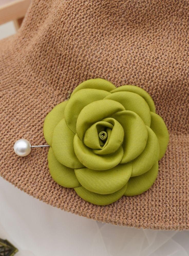 Hoa cài áo handmade bông hoa trà lụa màu bơ