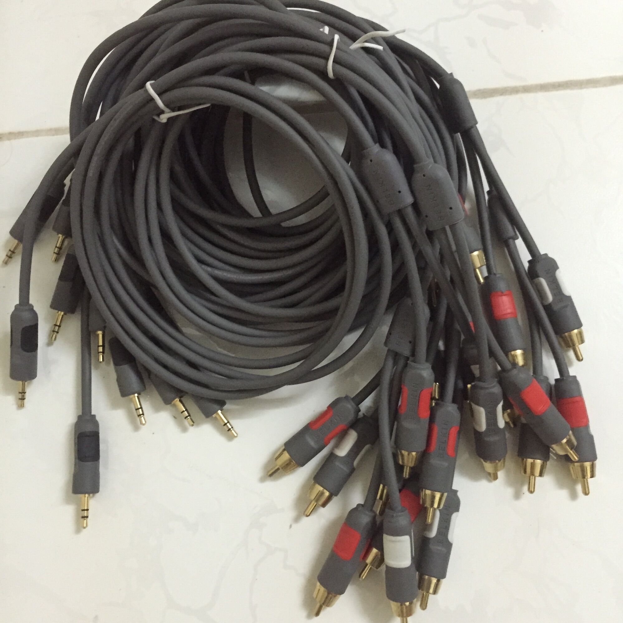 Dây audio 3.5mm ra 2 đầu hoa sen BELKIN