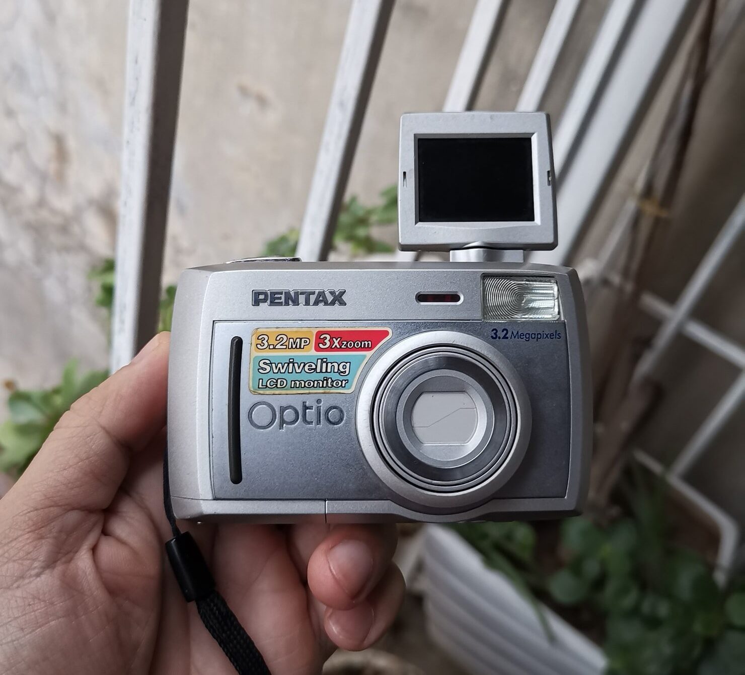 Máy ảnh digital Pentax Optio 33L vintage. Máy có màn hình xoay lật độc đáo, chụp selfie siêu đẹp