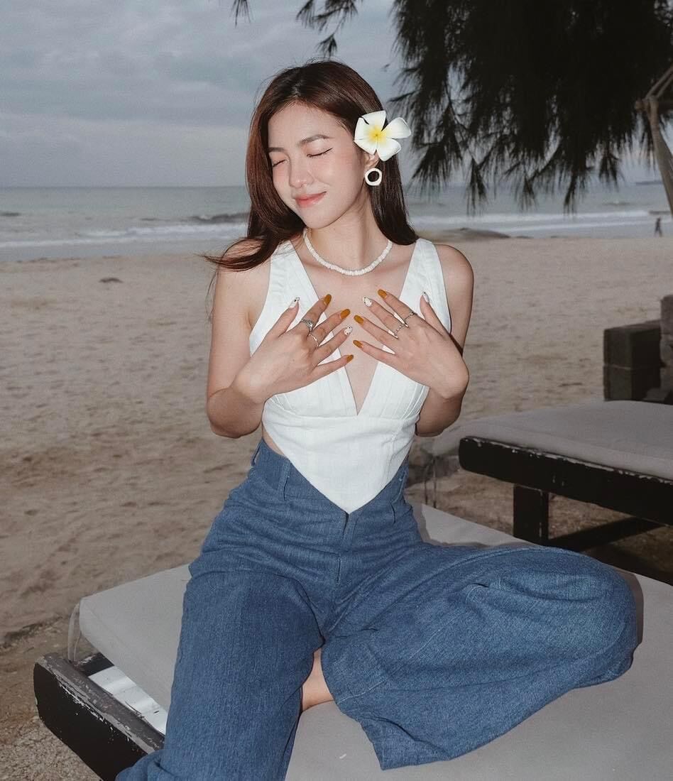 ÁO CROP TRẮNG CỔ V TÀ NHỌN