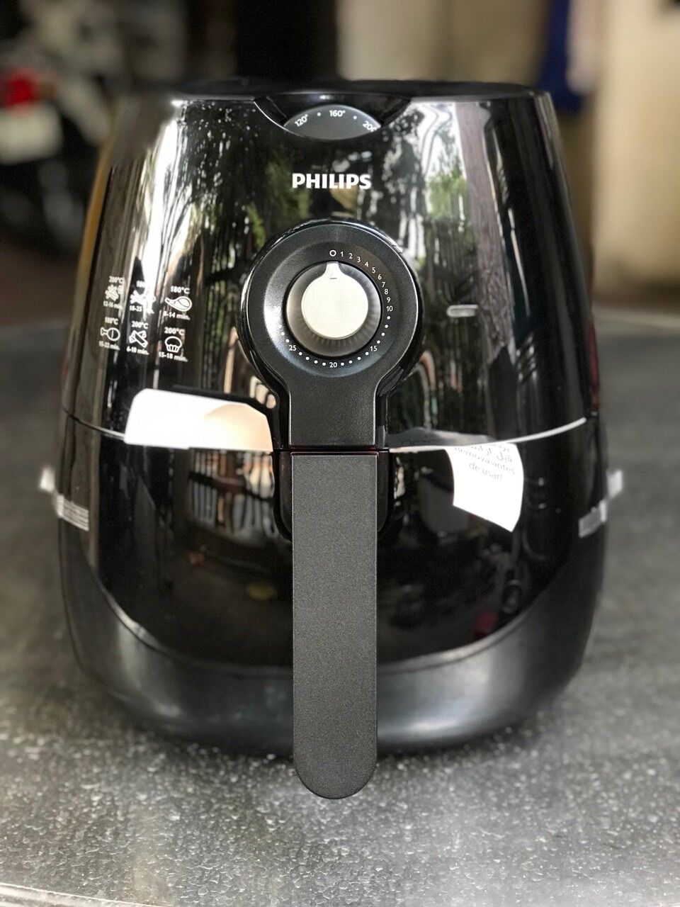 Nồi chiên không dầu Philips HD9220, thiết kế nhỏ gọn, không chiếm nhiều diện tích, nấu nướng nhanh chóng với chức năng hẹn giờ tối đa 30 phút