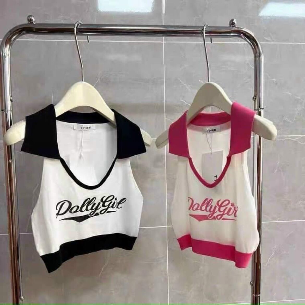 Áo croptop cổ bẻ in chữ DOlly