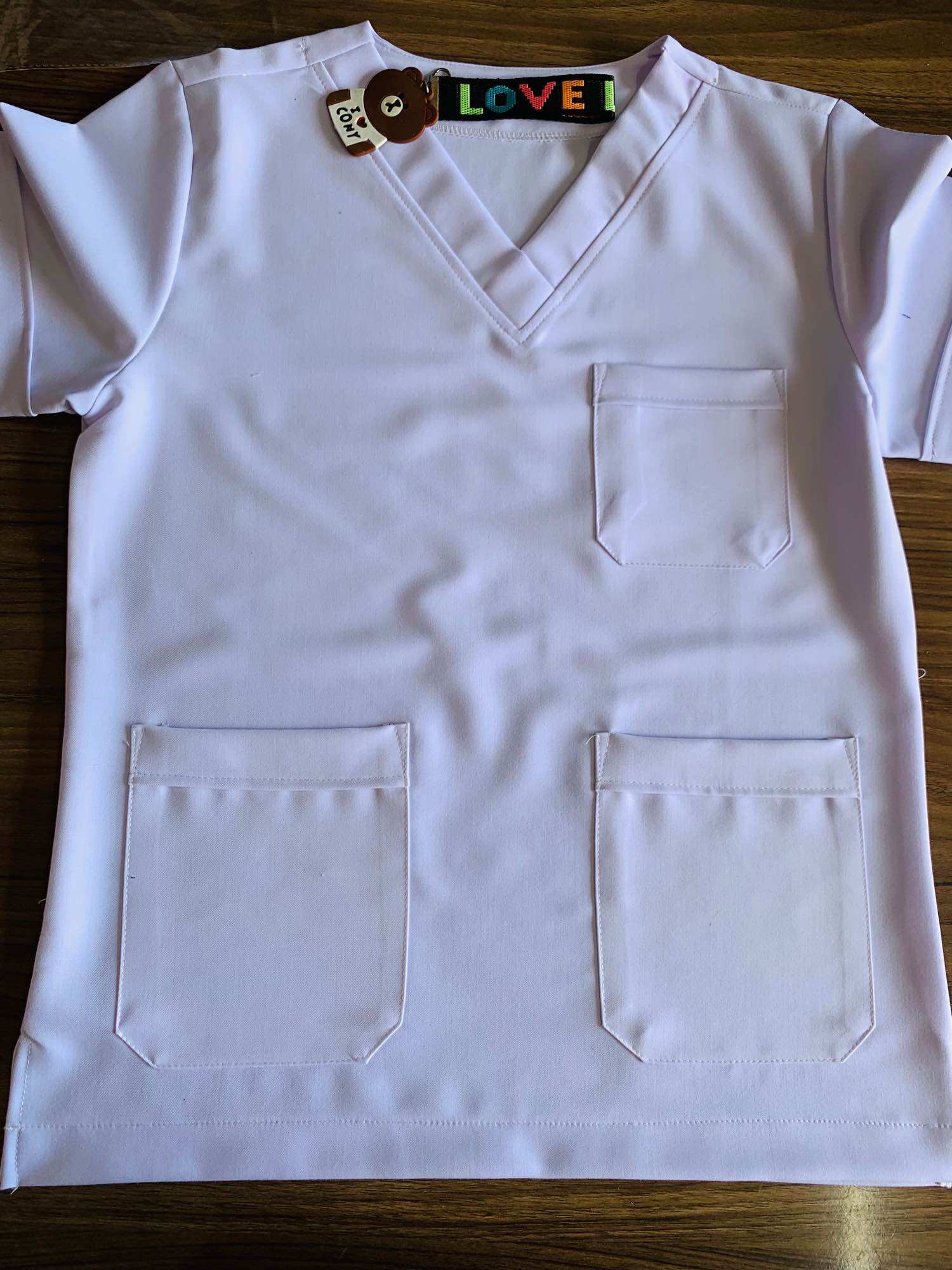 Đồng phục y tế - spa. Áo cổ tim mầu trắng cotton lạnh Hàn