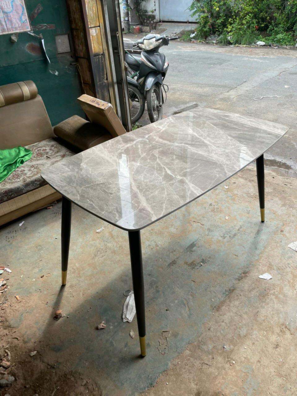 Bàn ăn khung sắt sơn mặt đá ceramic/ giá chưa có ghế