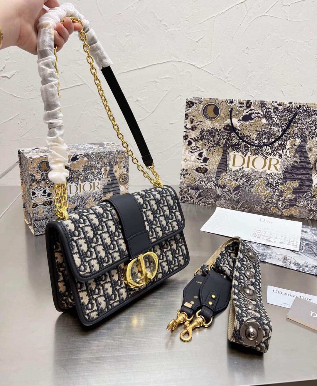 Dior montaigne spsl
size 24cm