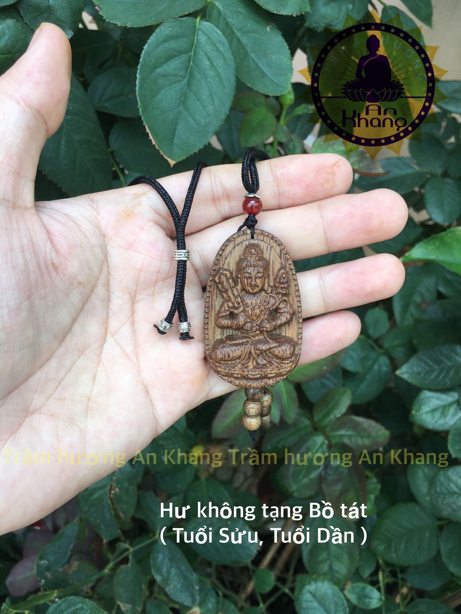 Mặt Phật bản mệnh trầm hương tốc tự nhiên.