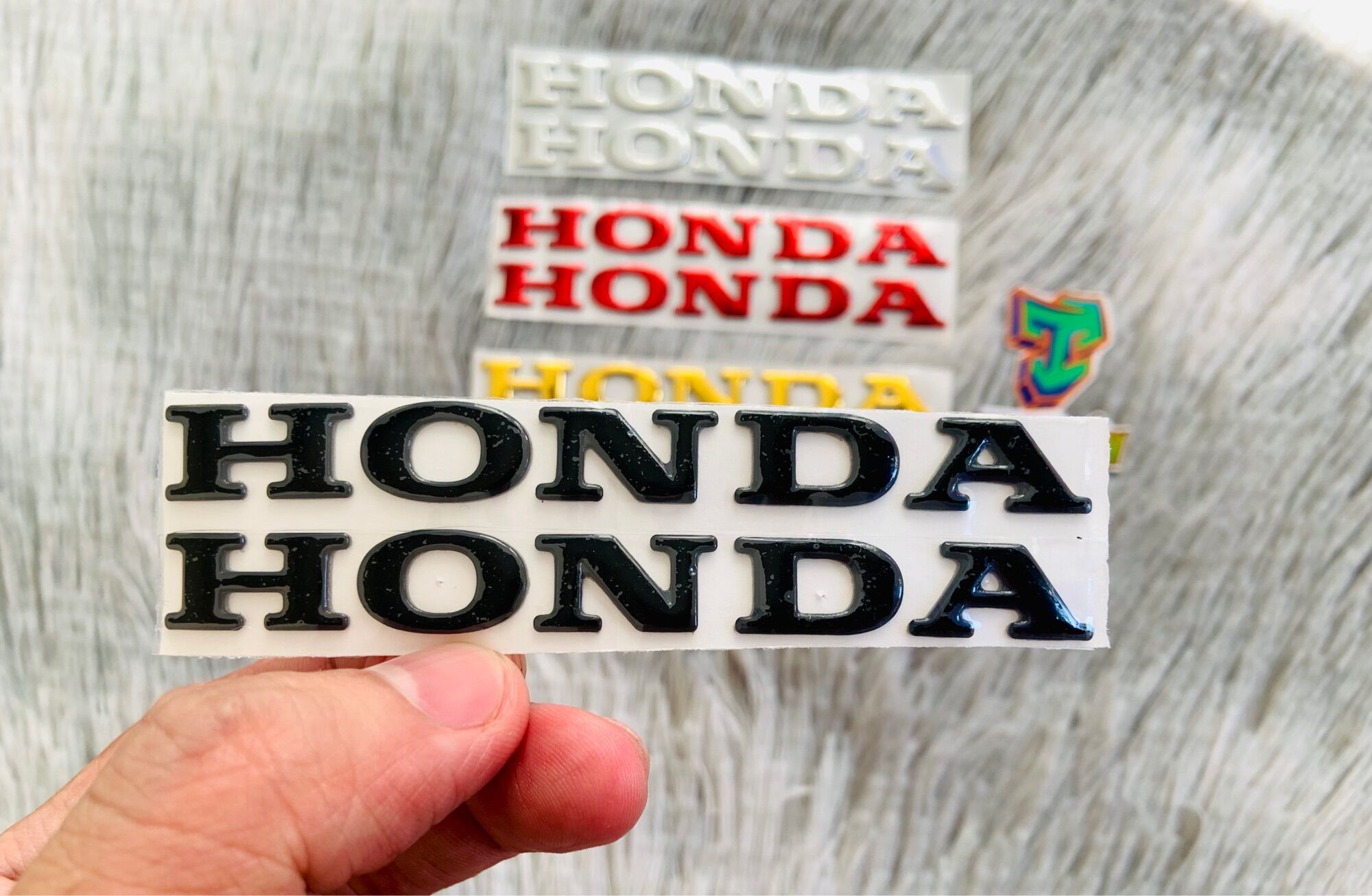 Tem honda chữ nổi hàng sắc nét (giá 1 cặp)