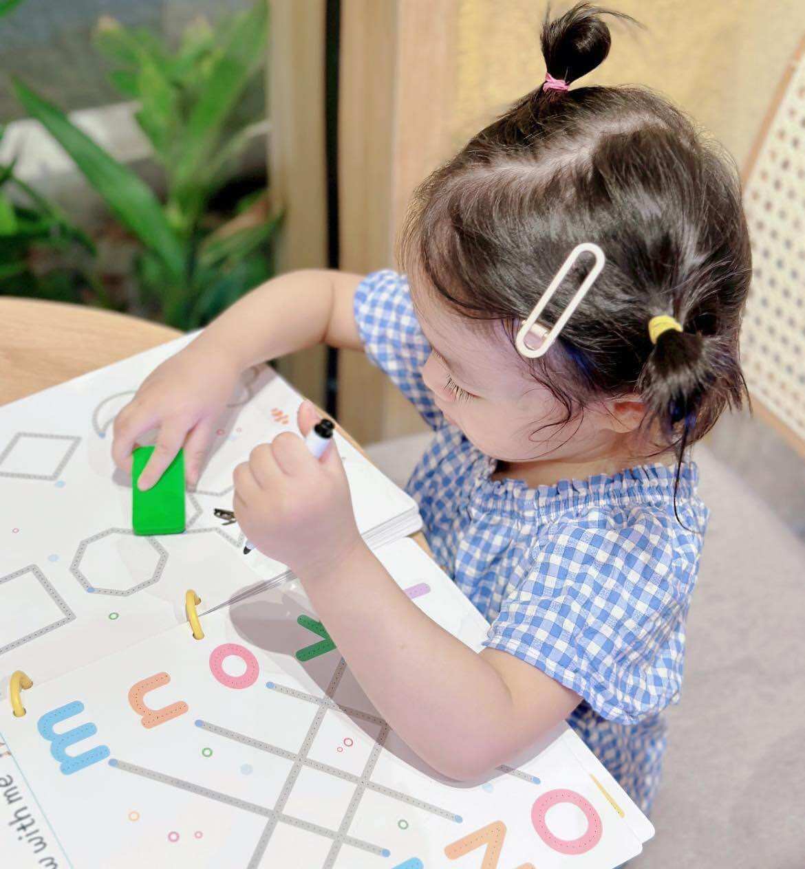 Hộp viết xoá thông minh cho bé tập đồ nét, vẽ theo nét cơ bản bộ 64 trang được tặng kèm 6 bút