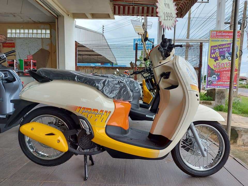 Tem Scoopy 2021 màu vàng