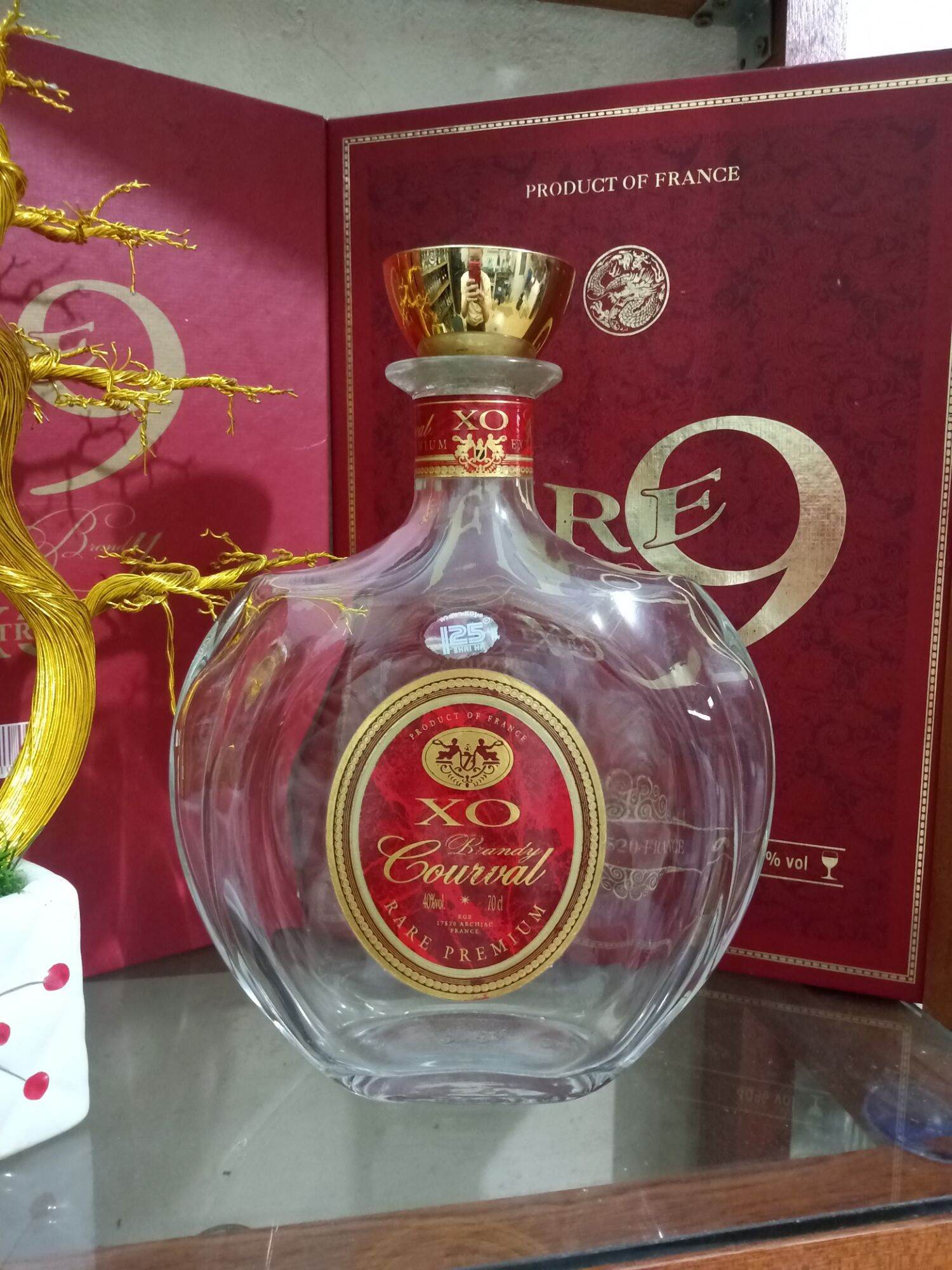 Vỏ chai XO dáng cờ độc lạ
