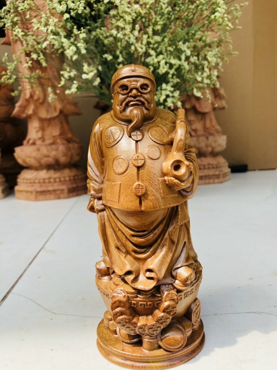 Tượng ông quản gia bằng gỗ bách xanh