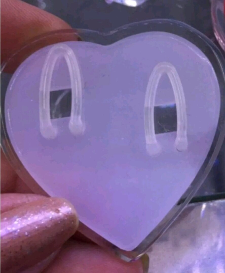 Đế mica trái tim trưng nhẫn đôi 3 màu đỏ, đen trắng