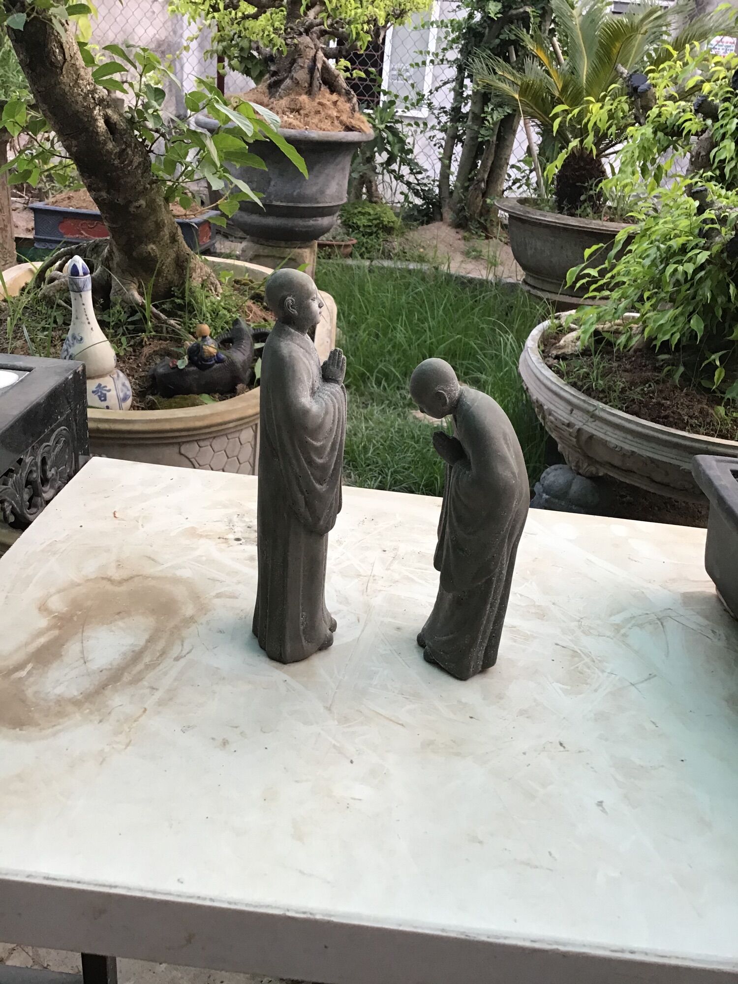 tượng tăng nhân chất liệu xi măng