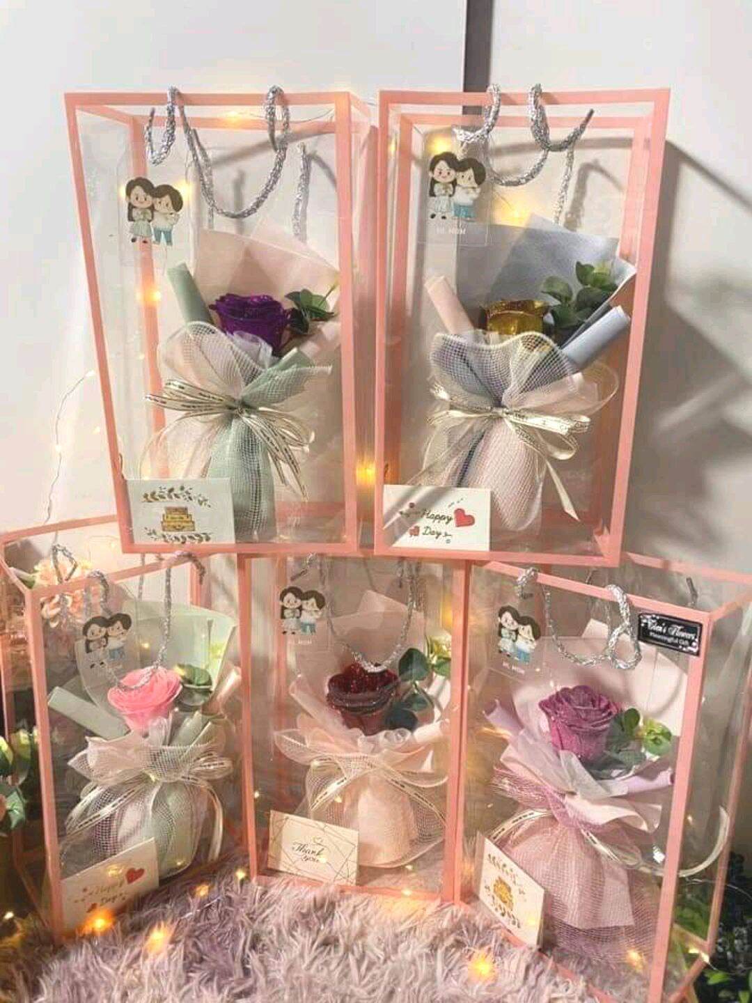 Bó hoa hồng nhũ kèm túi xách sang chảnh, tặng thiệp