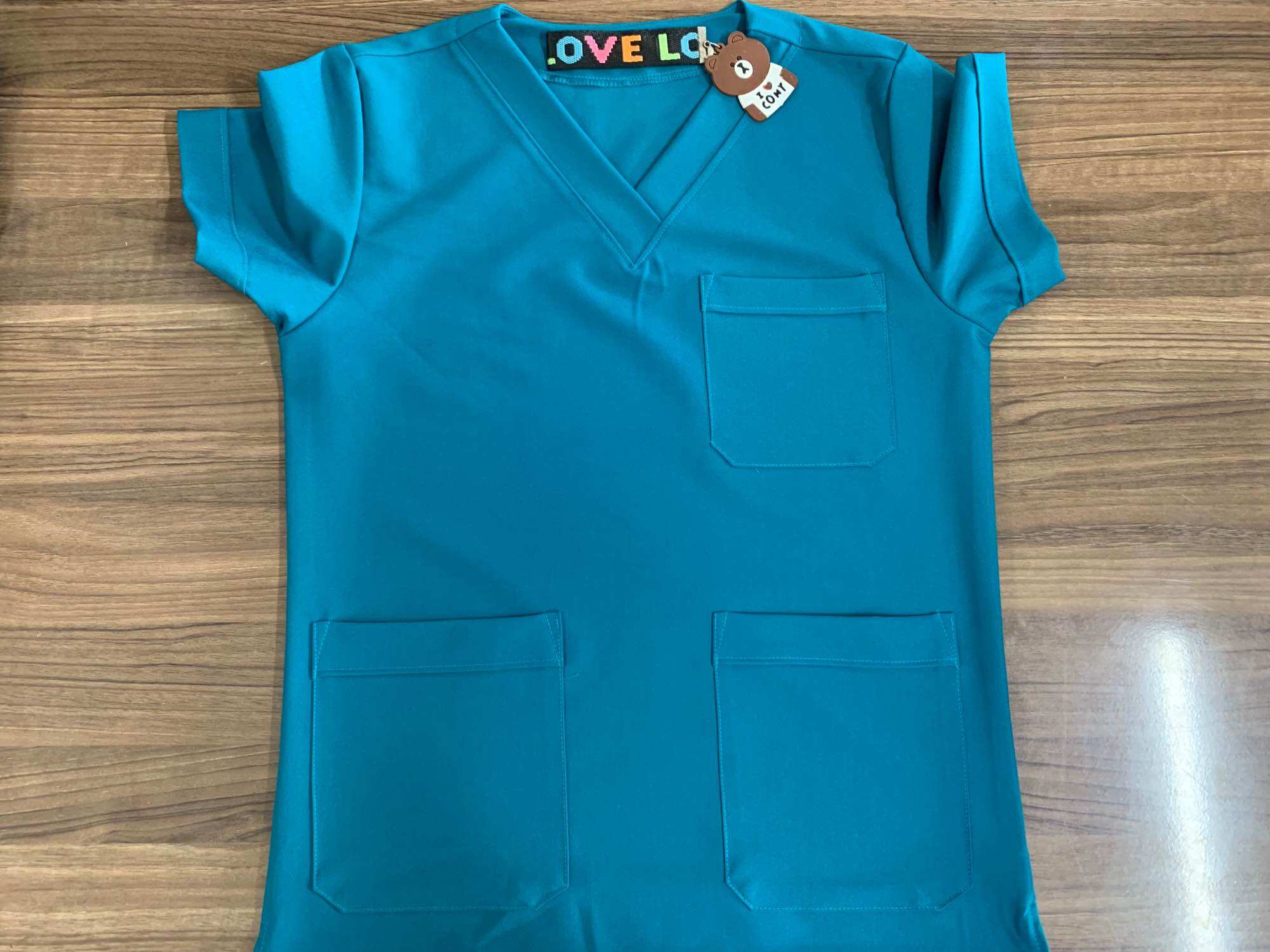 Đồng phục y tế -spa. Áo cổ tim mầu xanh đảo cotton lạnh Hàn