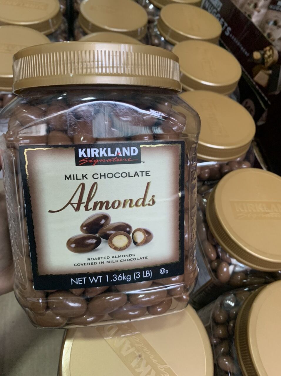 Socola Sữa Bọc Hạnh Nhân Kirkland Almonds Mỹ 1,36kg