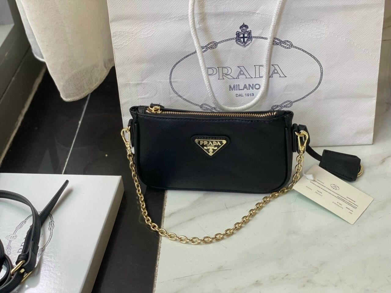 Prada kẹp nách