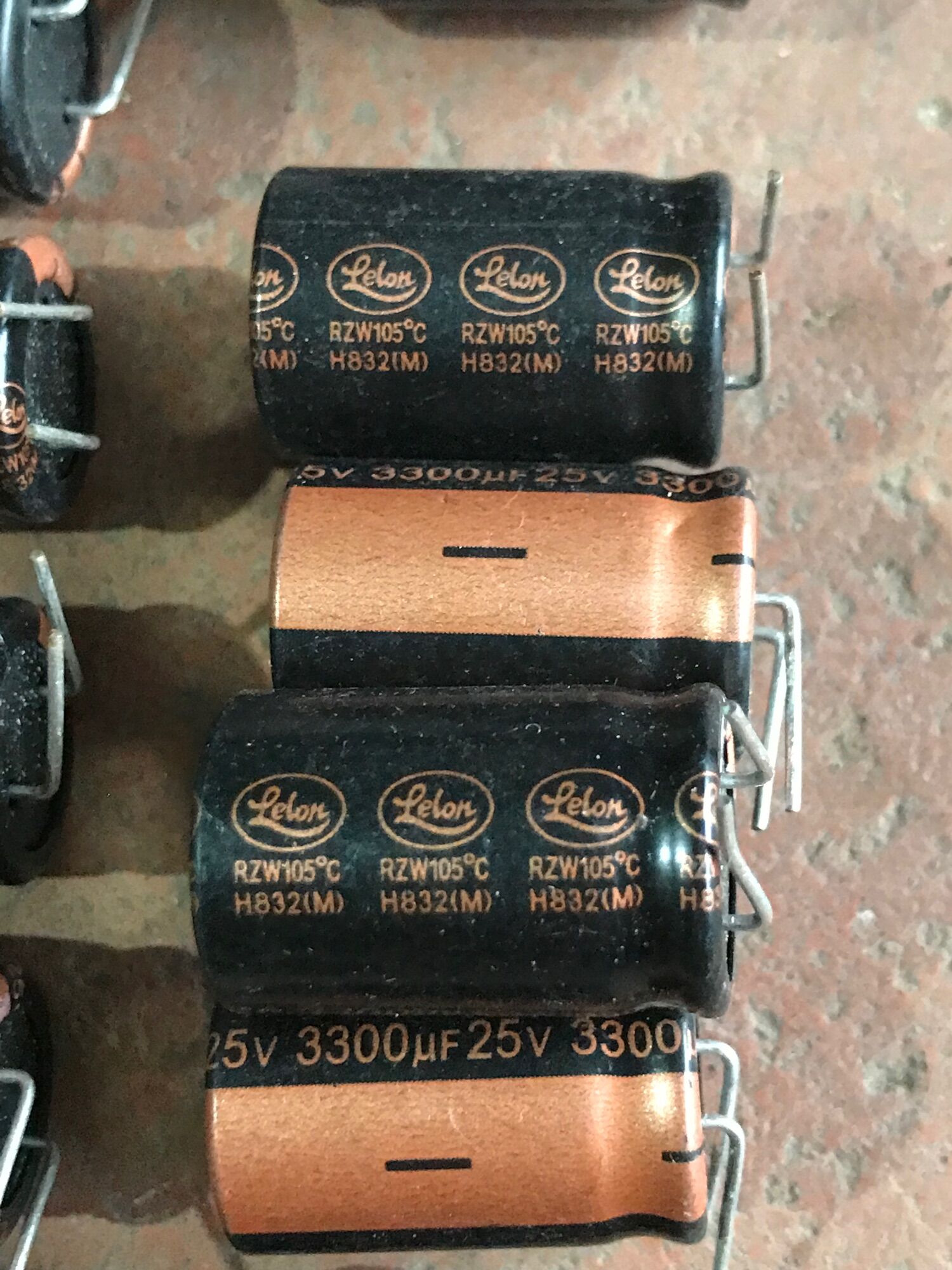 10 c Tụ hoá 3300 uf. 25 v ( combo 10 c )