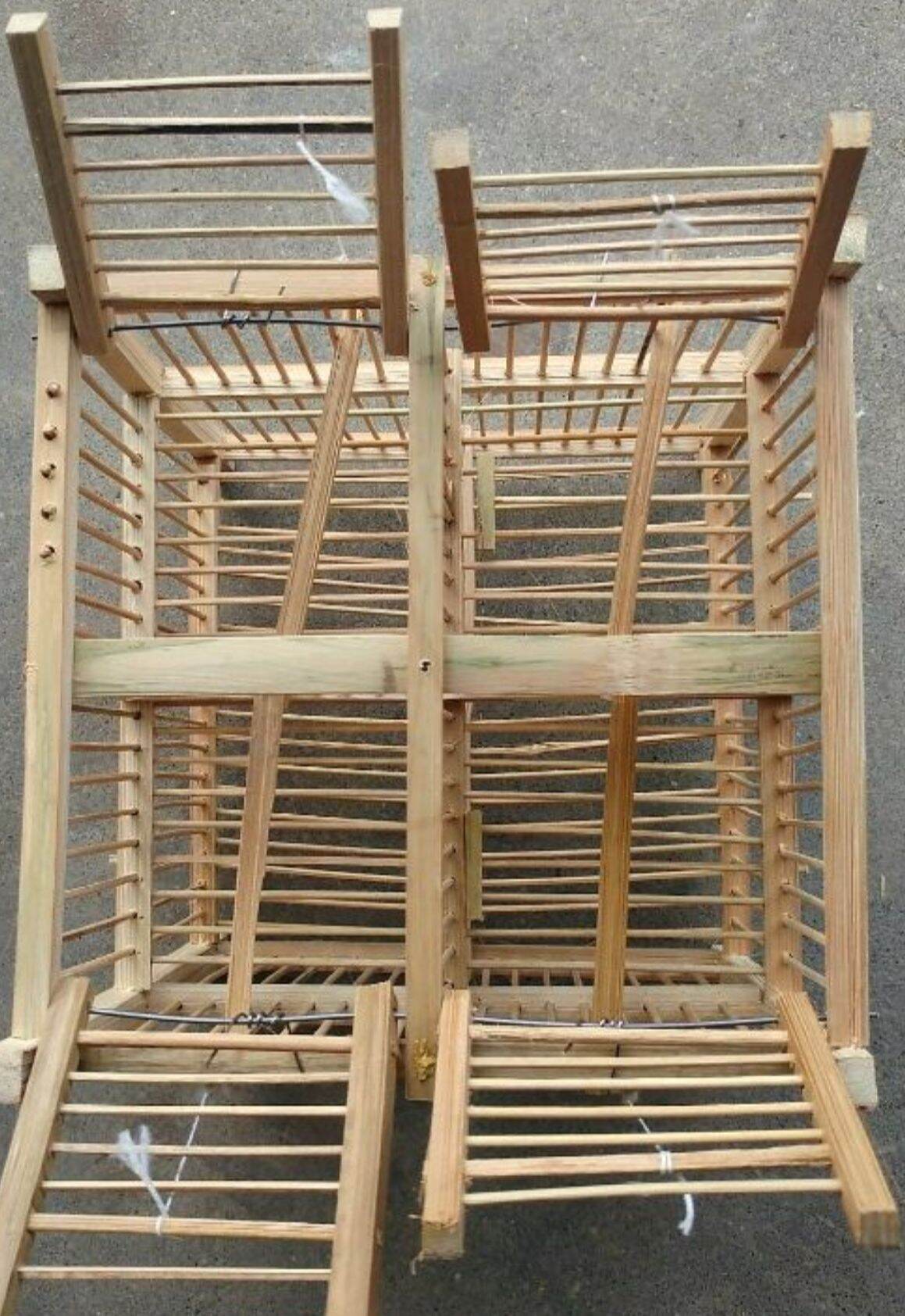 Lồng bẫy chim khuyên 4 cửa chất liệu tre