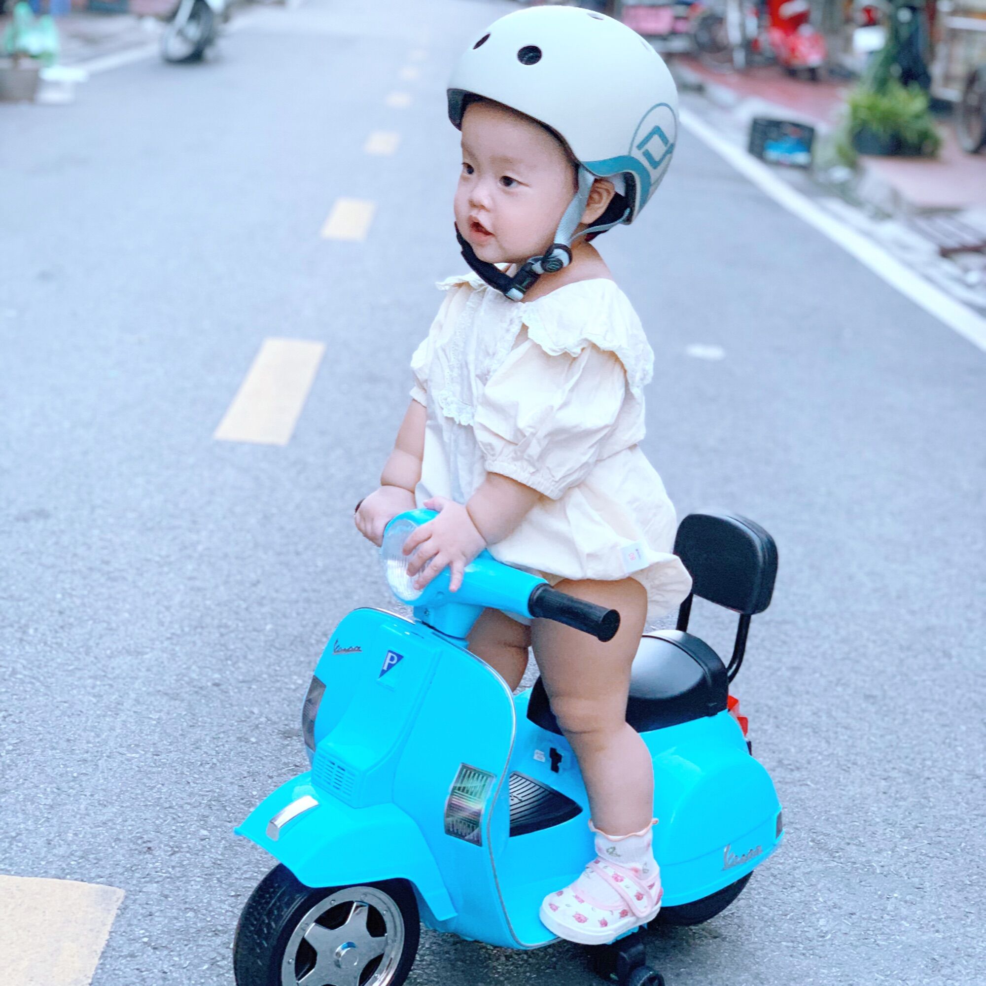 Xe máy điện Vespa vintage cho bé