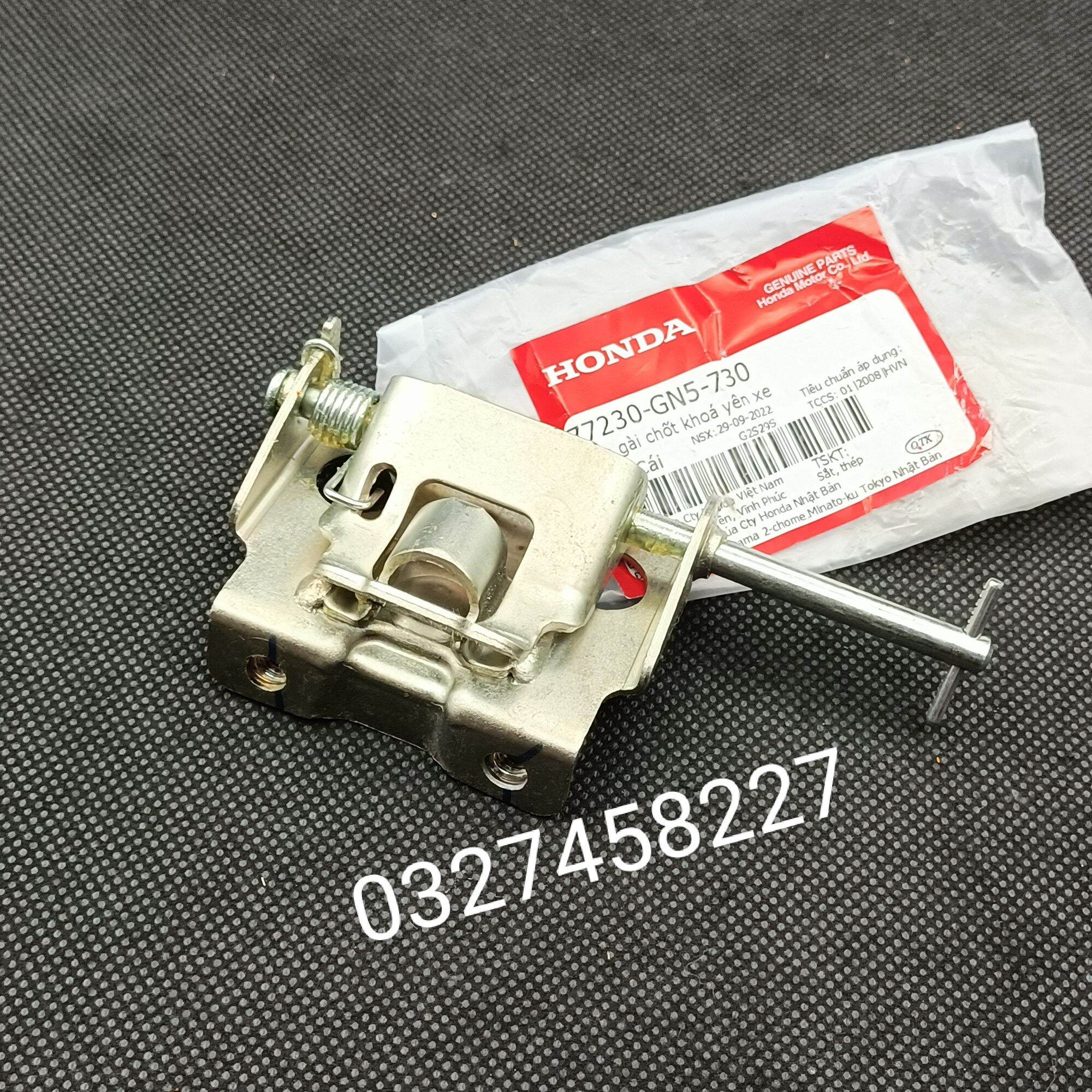 Chốt dưới, cụm gài khóa cốp yên xe dream zin honda