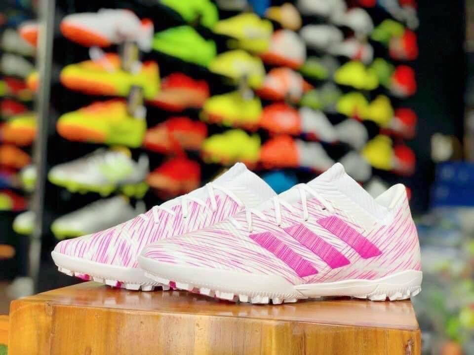 Giày bóng đá Nemeziz