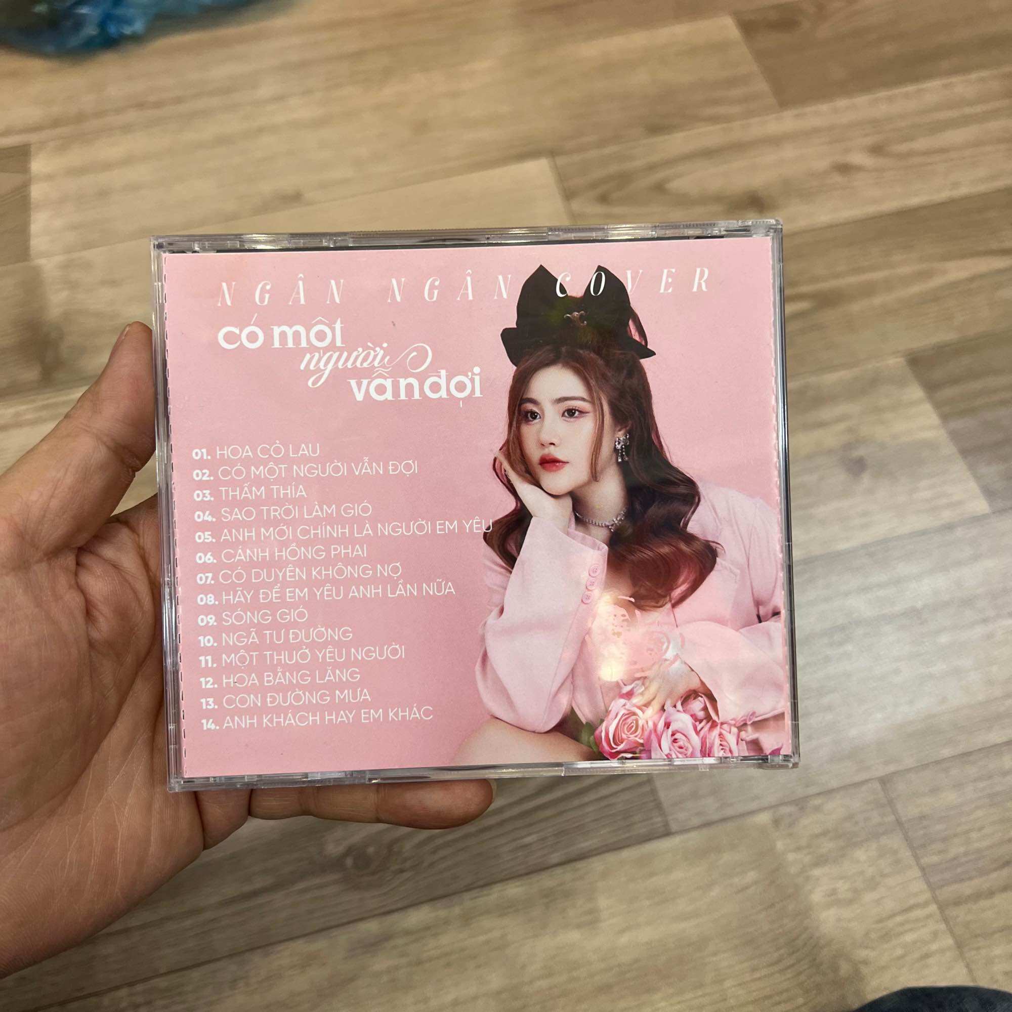 CD Ngân Ngân - Có một người vẫn đợi