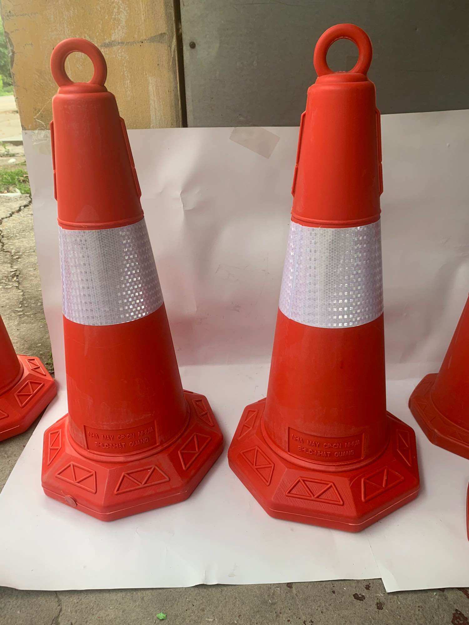 Cọc tiêu nhựa Nhật Quang đỏ phản quang trắng (55cm, 65cm ,75cm)