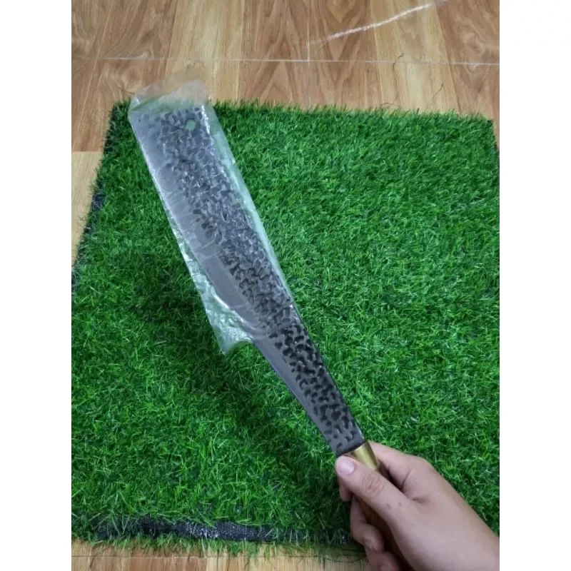 dao chặt nhánh cây