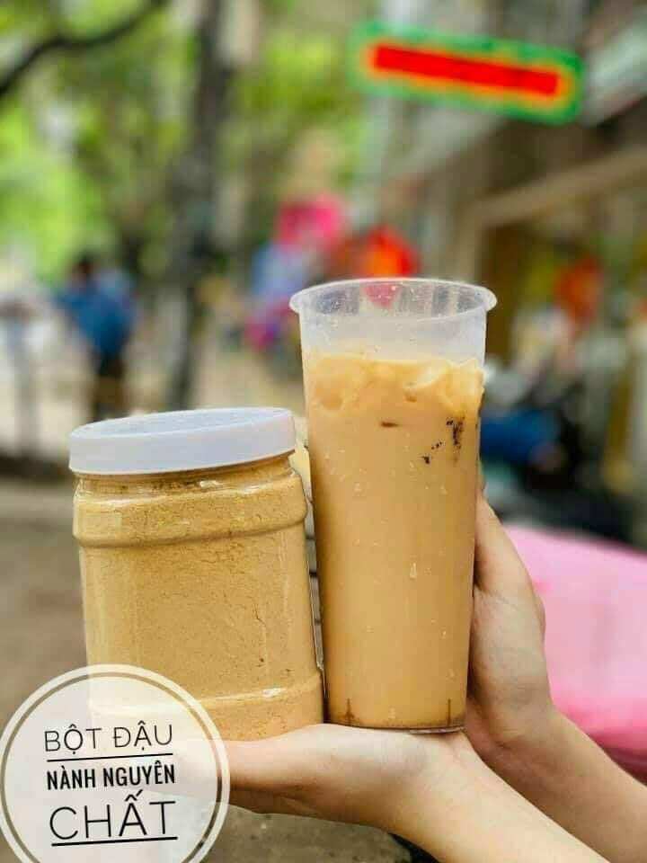 BỘT ĐẬU NÀNH  Bột đậu nành rang thơm lắm, nguyên chất không pha.  ✅ Cách pha chế : Cả nhà lấy ly ( ca ) lấy 2/3 muỗng cà phê bột đậu nành pha nước nóng, đập thêm đá vào uống là bao phê nhé. Rất tốt cho sức khỏe.  Cung cấp nhiều chất dinh dưỡng.