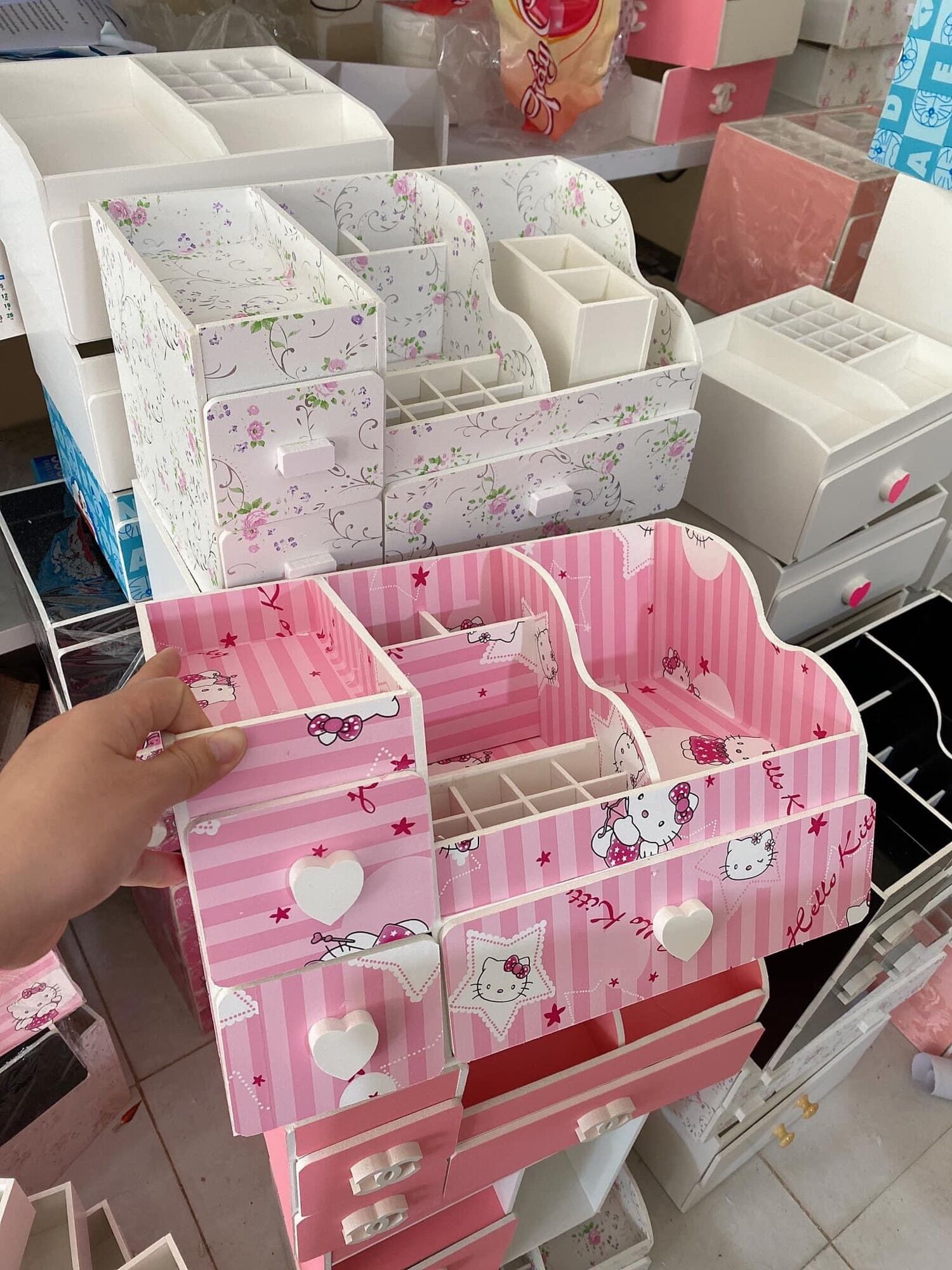 KỆ MỸ PHẨM 3 NGĂN XÉO MÈO KITTY