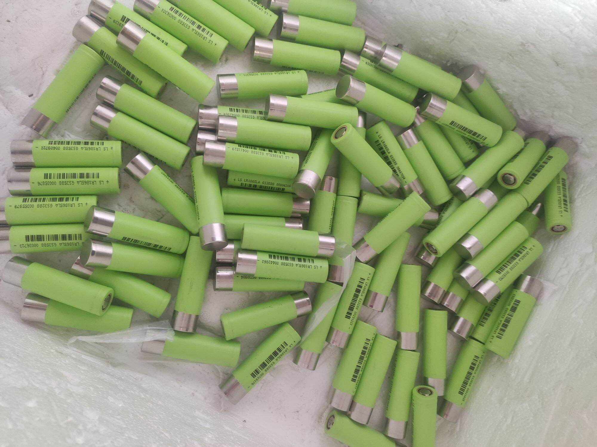 Pin lisen 18650 dung lượng 2000 xả 20a 97%