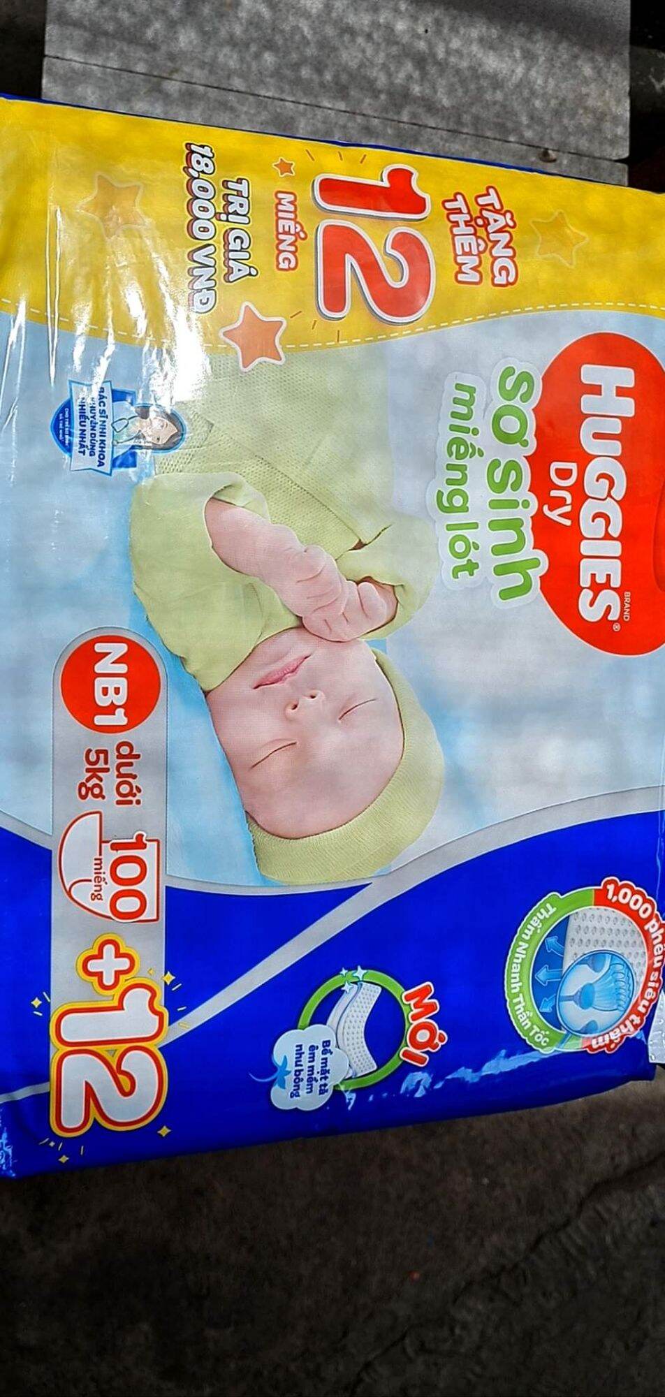 Miếng lót sơ sinh Huggies Nb1 100 miếng tặng miếng